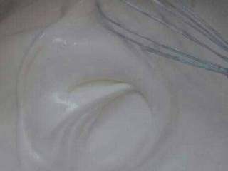 3、电饭锅蛋糕,继续打发成奶油