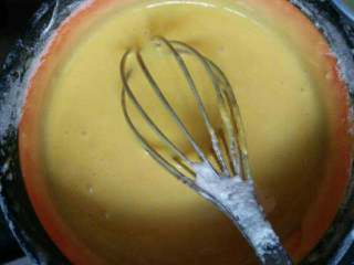 4、电饭锅蛋糕,蛋黄加一勺白糖.半瓶纯牛奶.一点点盐搅拌均匀