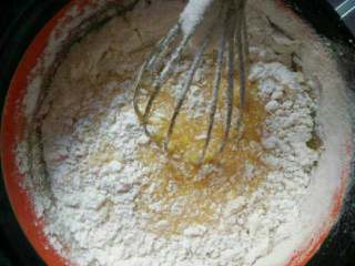 5、电饭锅蛋糕,加一大把面粉.看着慢慢放