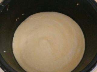 8、电饭锅蛋糕,电饭锅预热撒上一层油.倒进去蛋糕糊