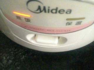 9、电饭锅蛋糕,按煮饭键用毛巾唔上通气的地方