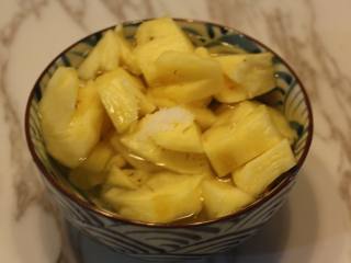 2、蔓越莓烧排骨,菠萝用盐水浸泡10分钟