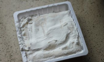 1、雪媚娘,雪媚娘皮撕开包装，拍去多余的粉粉