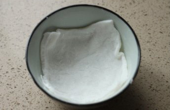 2、雪媚娘,取一个干净的小碗，将雪媚娘皮放入