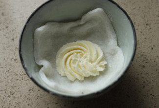 3、雪媚娘,淡奶油加入少许糖打发后放入裱花袋