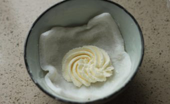 4、雪媚娘,在雪媚娘皮中间挤出少量打发奶油