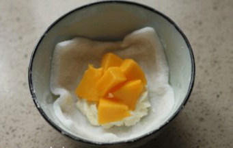 5、雪媚娘,放入切好的芒果丁