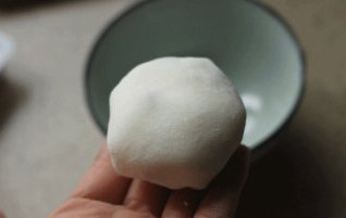 8、雪媚娘,把碗倒扣在手中，取出包好的雪媚娘