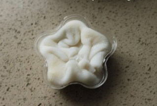 9、雪媚娘,把雪媚娘放在适当的模具内拗出造型