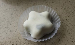 10、雪媚娘,放入纸托内即可