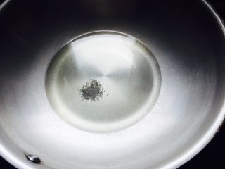 3、回味无穷虾,倒入食用油放入盐,开火热油