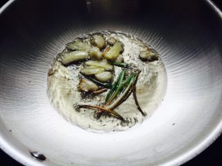 5、回味无穷虾,生姜蒜头葱段放入锅中炸一下,很香