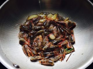6、回味无穷虾,倒入虾头,翻炒