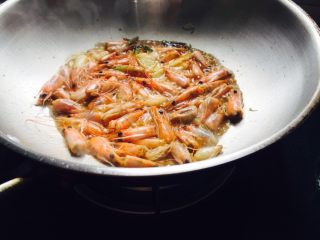 7、回味无穷虾,虾黄经过油煎后汤汁很香很鲜,现在虾头已熟