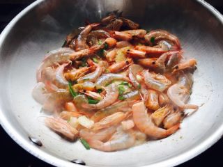 9、回味无穷虾,撮取少许的葱,提香入味