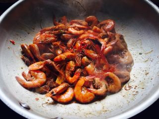 12、回味无穷虾,翻炒后小火,盖上锅盖焖一会