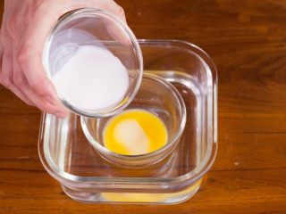 1、奶油纸杯蛋糕，快到嘴里来！,黄油隔热水融化，加入牛奶。