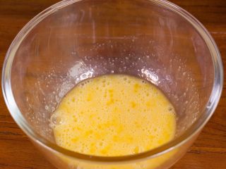 2、奶油纸杯蛋糕，快到嘴里来！,鸡蛋加入白砂糖隔热水打发至面糊拎起后不会马上消失