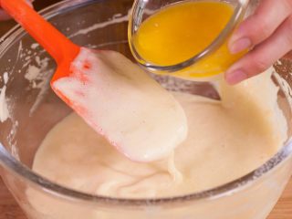 4、奶油纸杯蛋糕，快到嘴里来！,将黄油牛奶倒入面糊中，迅速拌匀。