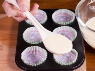 5、奶油纸杯蛋糕，快到嘴里来！,装入纸杯