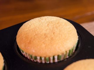 6、奶油纸杯蛋糕，快到嘴里来！,烤箱预热180°，中层15分钟