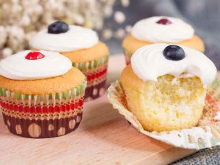 7、奶油纸杯蛋糕，快到嘴里来！,蛋糕冷却，淡奶油打发挤在蛋糕上，最后进行装饰就完成啦