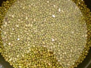 1、绿豆冰棍,绿豆洗干净，冷水下锅煮