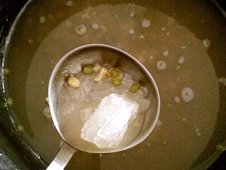 3、绿豆冰棍,加入冰糖溶化