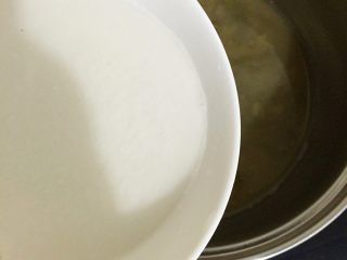 4、绿豆冰棍,加入糯米粉调成的糊