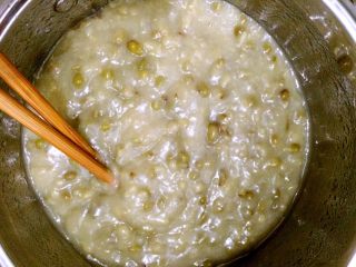 5、绿豆冰棍,一边煮一边搅拌，直到绿豆汤变的很粘稠