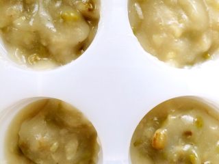 6、绿豆冰棍,放凉的绿豆糊倒进模具里