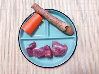 1、【宝宝辅食】胡萝卜山药排骨汤,准备食材：排骨 两段、胡萝卜适量、山药适量