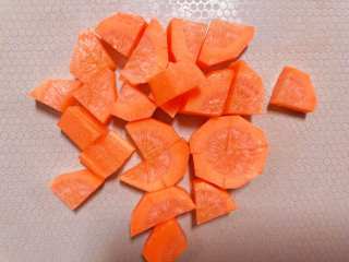 2、【宝宝辅食】胡萝卜山药排骨汤,胡萝卜去皮切块