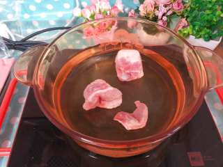 3、【宝宝辅食】胡萝卜山药排骨汤,排骨冷水入锅，烧开