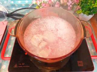 4、【宝宝辅食】胡萝卜山药排骨汤,烧开后中火煮2分钟，撇去浮沫