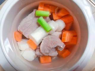 5、【宝宝辅食】胡萝卜山药排骨汤,把去掉浮沫的排骨捞出，和胡萝卜、山药一同放入宝宝炖盅里