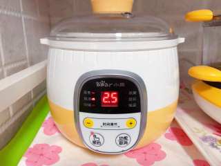 6、【宝宝辅食】胡萝卜山药排骨汤,小火隔水炖煮2.5个小时，入锅没有隔水炖也可以用砂锅或者普通炖锅替代，只不过要小火慢炖，这样才能使排骨炖的软烂