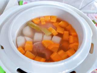 7、【宝宝辅食】胡萝卜山药排骨汤,炖好的排骨，好香，加一点点的盐（小宝宝不要加盐）和天然的调味料牡蛎粉就可以出锅啦~