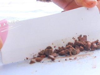 2、猪肝茼蒿炒鸡蛋,剁的碎点最后吃不太出来。如果大块，最后咀嚼的时候能嚼出来猪肝味。