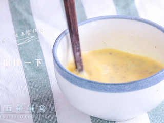 3、猪肝茼蒿炒鸡蛋,猪肝碎加入搅拌一下。这么做不让猪肝结块，都分散开。