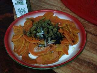 2、香脆番薯卷,加入适量纯牛奶或炼乳，葡萄干（如果加了炼乳可以不放葡萄干），黑芝麻