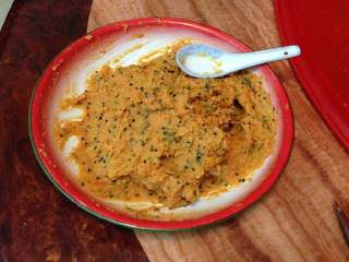 3、香脆番薯卷,搅拌均匀成泥。