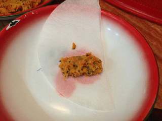 4、香脆番薯卷,放一张威化纸，放上番薯泥。