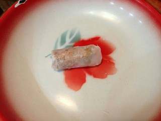 5、香脆番薯卷,自下而上卷起成条型。