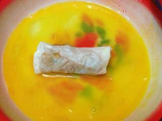 6、香脆番薯卷,粘上一层蛋液。