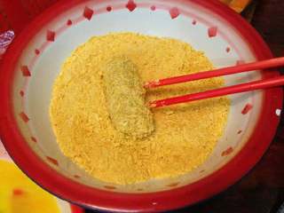 7、香脆番薯卷,再粘上一层面包糠。