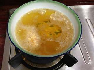 9、香脆番薯卷,油锅热油至八成热。 放入番薯卷。