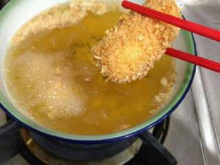 10、香脆番薯卷, 炸至表面金黄即可捞出。