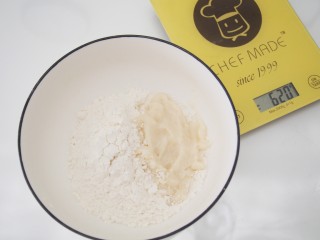 3、玫瑰酥饼,准备油酥，将面粉和猪油混合揉匀。