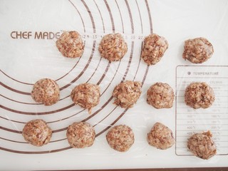 4、玫瑰酥饼,准备玫瑰馅，将糯米粉小火炒熟，然后将玫瑰酱、色拉油和熟糯米粉混合均匀，分成约20g左右一个的小团。